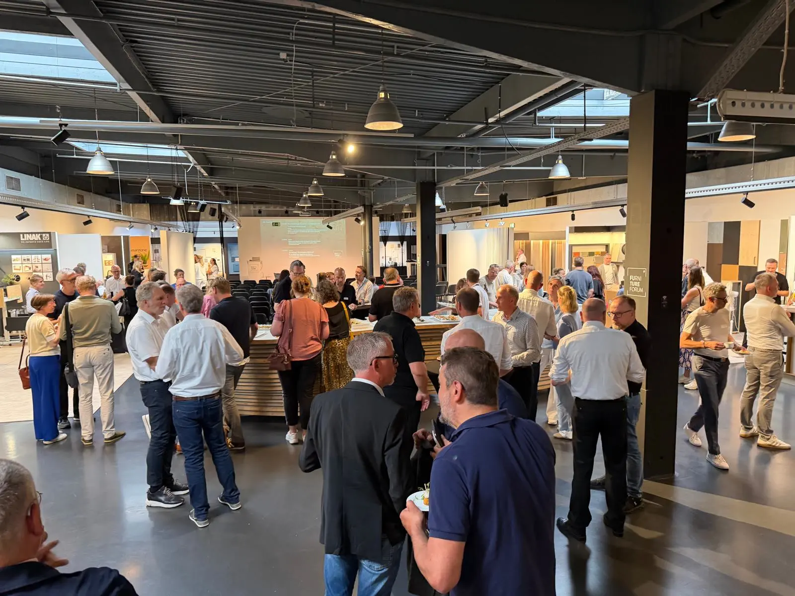Gute Stimmung bei sommerlichen Temperaturen – am 18. Juni fand das FURNITURE FUTURE FORUM in Bünde statt.