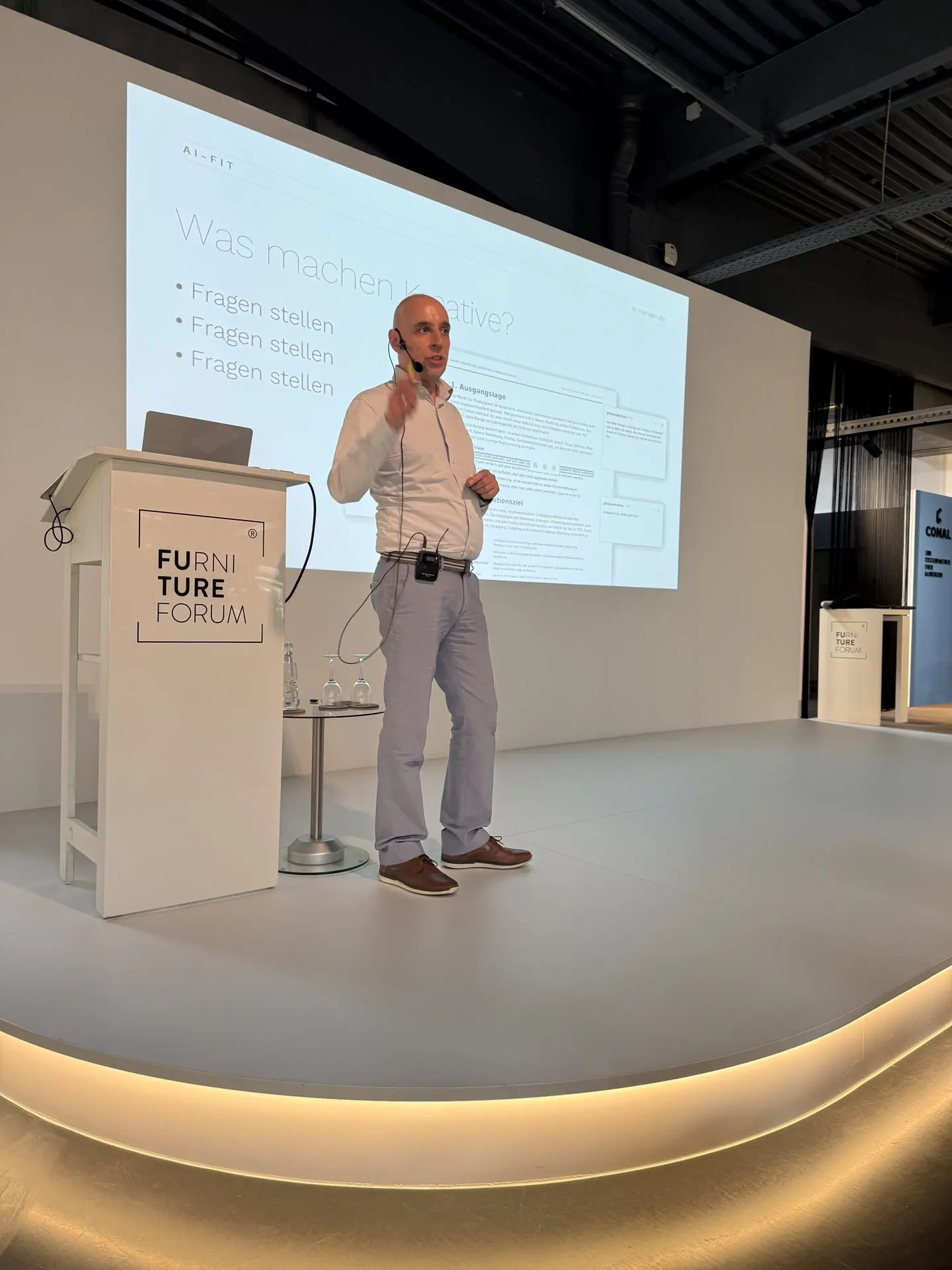 Johannes Hofmann, Art Director und Berater von jh artwork, machte den Anfang der Keynotes im FURNITURE FUTURE FORUM. Sein Thema: KI-Transformation beginnt nicht mit Technologie, sondern mit Menschen.