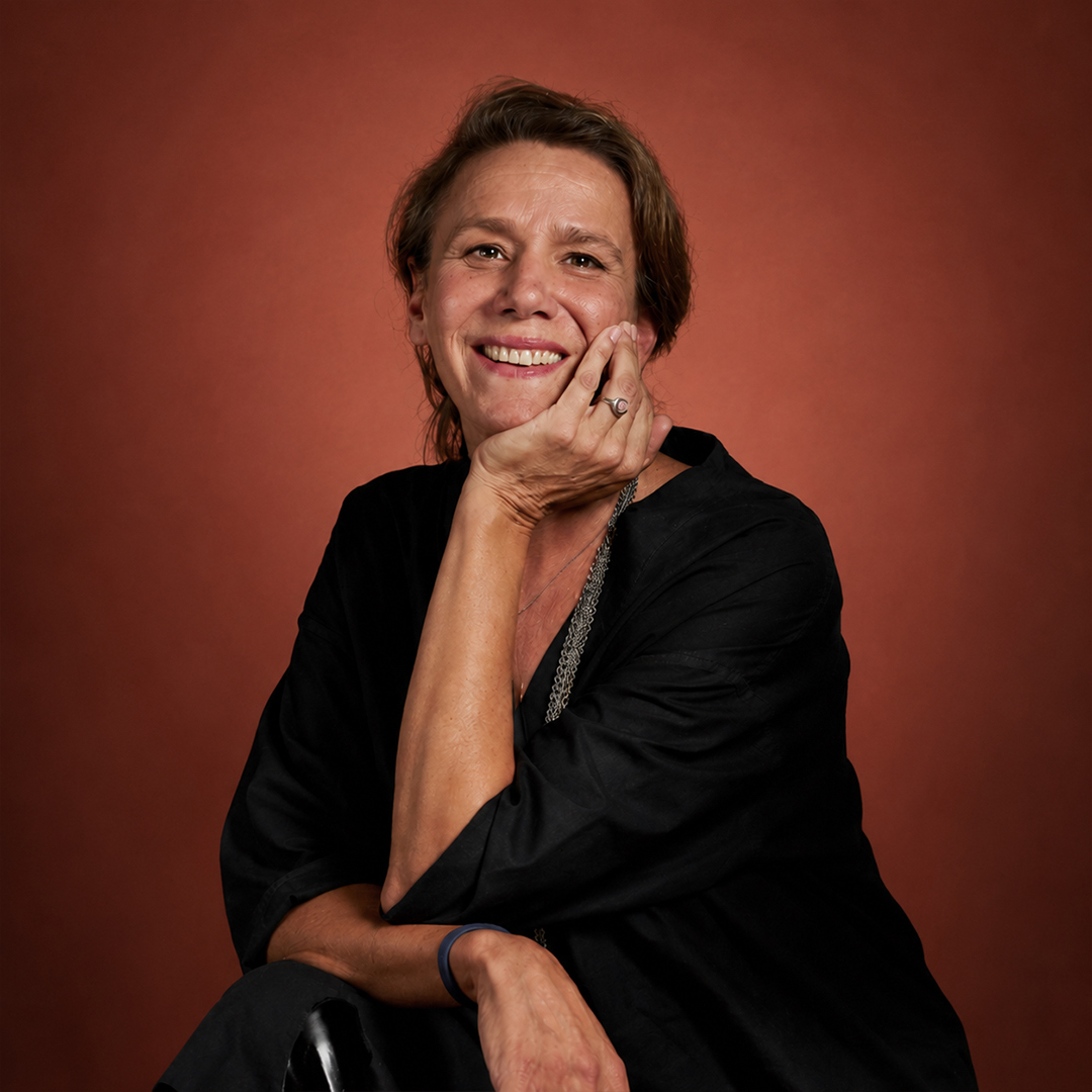 Constanze Schütz machte 1998 ihren Abschluss in Industriedesign an der Hochschule für Bildende Künste Braunschweig. Von 1995–2026 war sie als Designerin im Pensi Design Studio tätig und unterrichtet an verschiedenen Designschulen. Sie ist fasziniert von den konzeptionellen und kreativen Prozessen, der Vielfalt und der Zusammenarbeit in ihrer Arbeit und betrachtet Design als eine wunderbare Möglichkeit, eine komplexere, menschlichere und zugänglichere Welt zu schaffen.