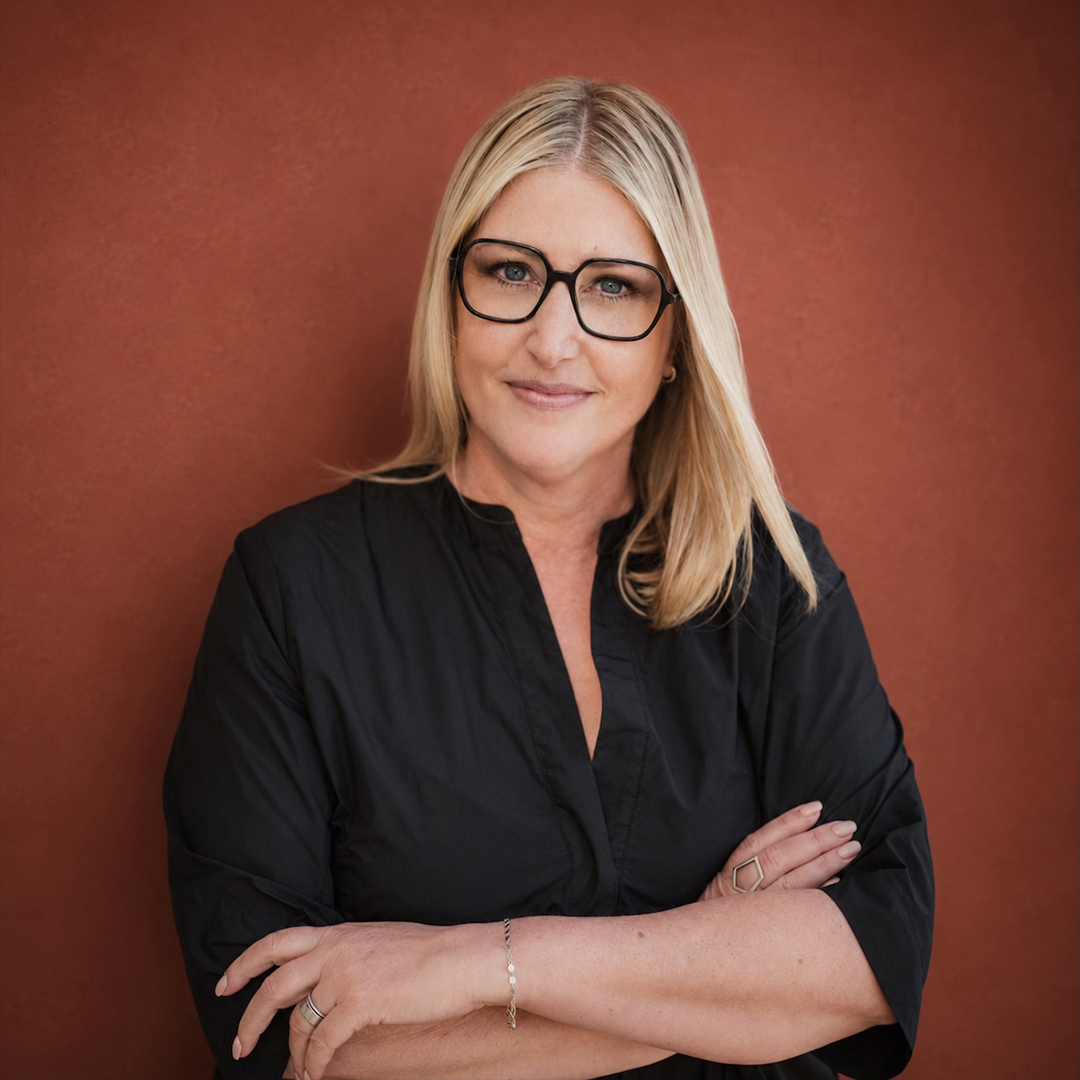 Katrin de Louw studierte Innenarchitektur in Detmold/Germany und machte sich 1997 mit Ihrer Designagentur TRENDFILTER selbständig. Sie arbeitete in zahlreichen Projekten national und international, spezialisierte sich auf die Entwicklung von Materialien und Oberflächen. Durch ihr gutes Trendgespür kam sie 2007 durch die Gründung des FURNITURE FUTURE FORUMS zur Trendforschung. 2020 initiierte Sie das COLORNETWORK. Katrin ist Trendforscherin, Farbdesignerin, Autorin und Keynote Speakerin und gilt heute als führende Trendexpertin für Interior Design im deutschsprachigen Raum.