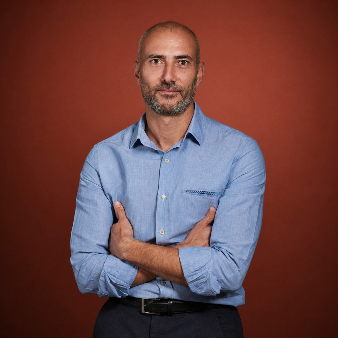 Nach seinem Studium zum Industriedesigner in Barcelona und Großbritannien trat Roman Proubasta 1998 dem Studio bei, wo er 27 Jahre lang eng mit Jorge Pensi zusammenarbeitete. Seit 2005 unterrichtet er an der Elisava und schätzt den kreativen Prozess, der mit allen Projekten einhergeht, sowie die Herausforderung, herausragende Lösungen zu entwickeln, die einen Mehrwert bieten und den spezifischen Markenanforderungen jedes Kunden entsprechen.